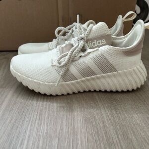 Women’s Adidas tennis shoes (size: 8)